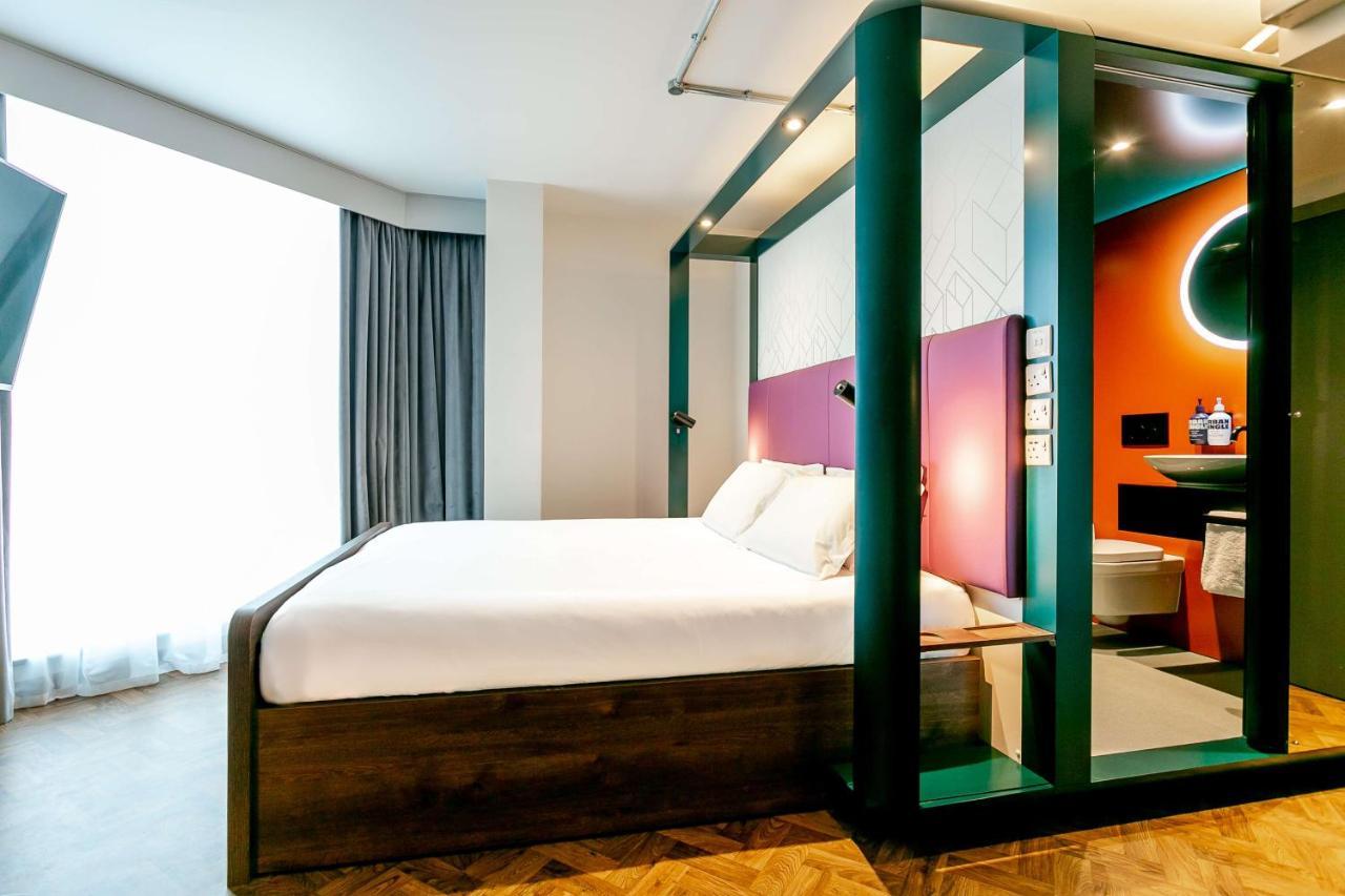 Yotel Manchester Deansgate Exterior foto The interior of a room at the hotel