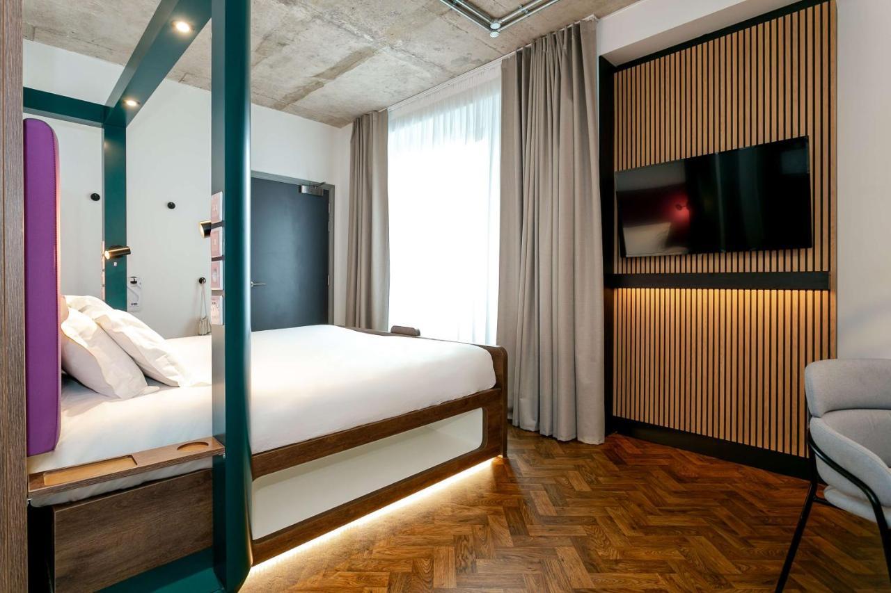 Yotel Manchester Deansgate Exterior foto The interior of a room at the hotel