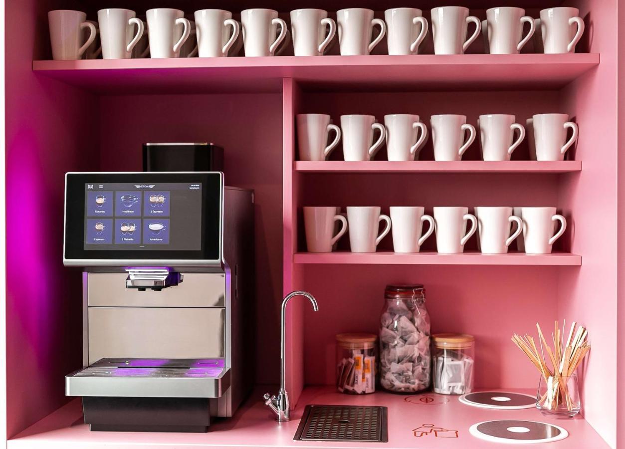 Yotel Manchester Deansgate Exterior foto A coffee machine with a touch screen display