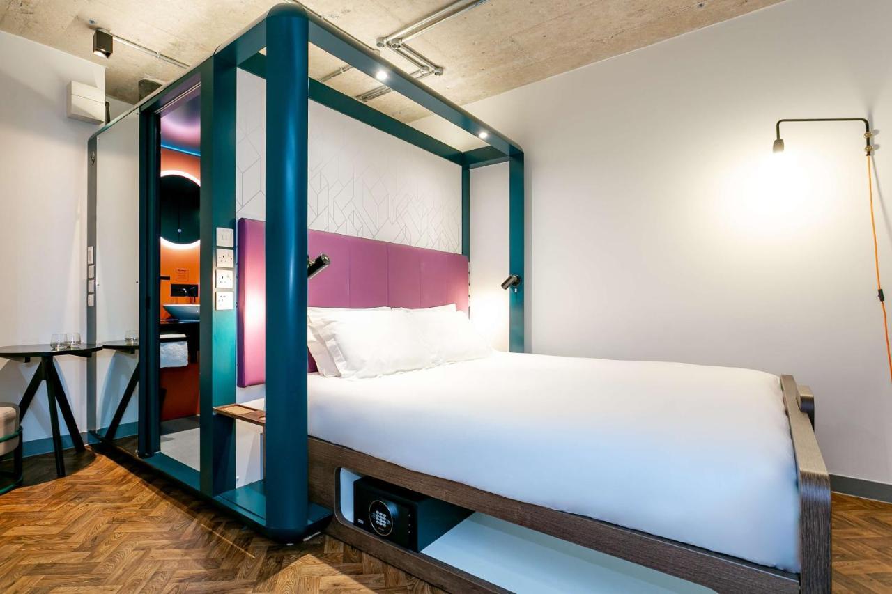 Yotel Manchester Deansgate Exterior foto The room of the hotel
