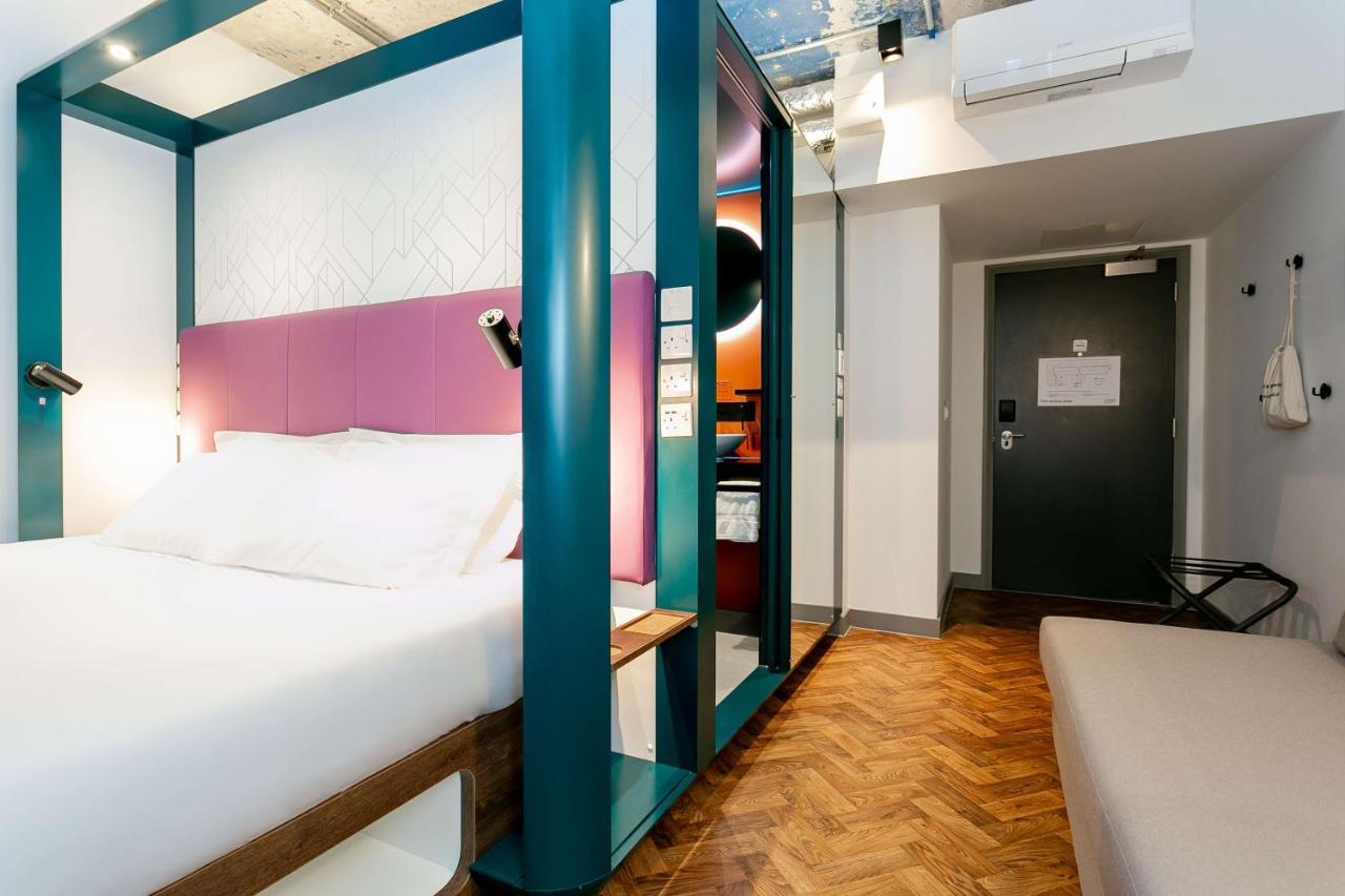 Yotel Manchester Deansgate Exterior foto Room interior